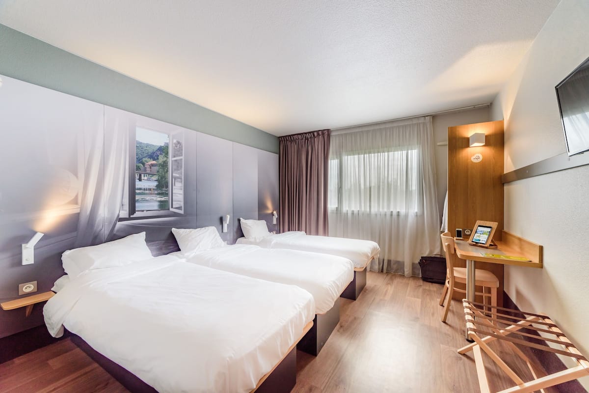 Triple Room, Non Smoking | Desk, blackout drapes, soundproofing, free WiFi