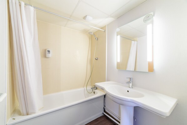 Bathroom - B&B HOTEL Besançon Chateaufarine (Besancon)