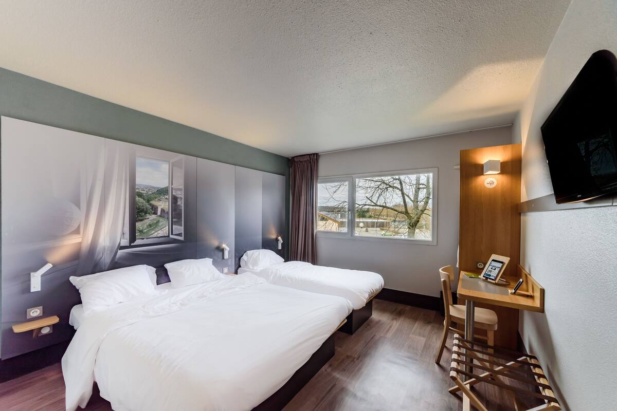 Triple Room, Non Smoking | Desk, blackout drapes, soundproofing, free WiFi