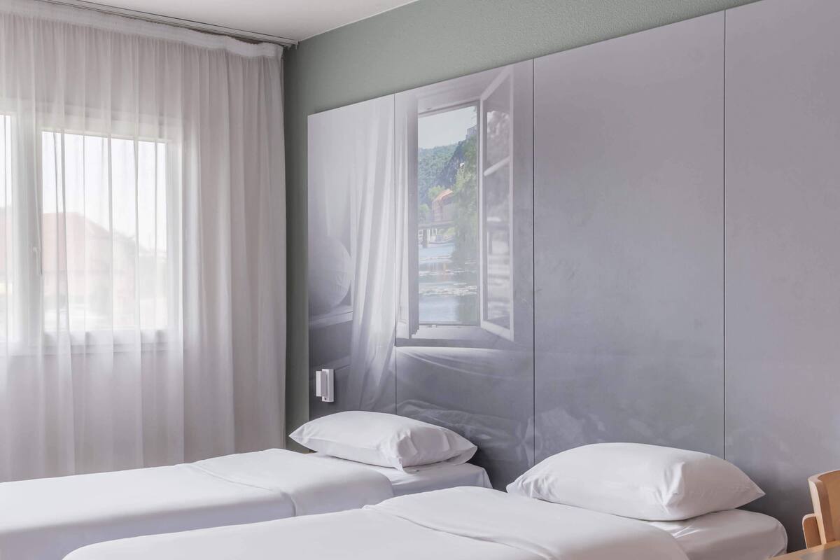 Twin Room, Non Smoking | Desk, blackout drapes, soundproofing, free WiFi