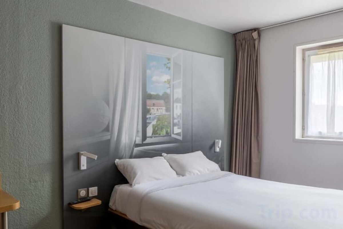 Desk, soundproofing, free WiFi, bed sheets