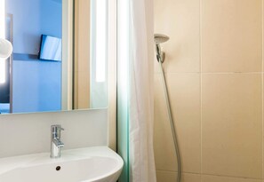 Shower, towels - B&B HOTEL Troyes Saint-Parres-aux-Tertres (Saint-Parres-aux-Tertres)