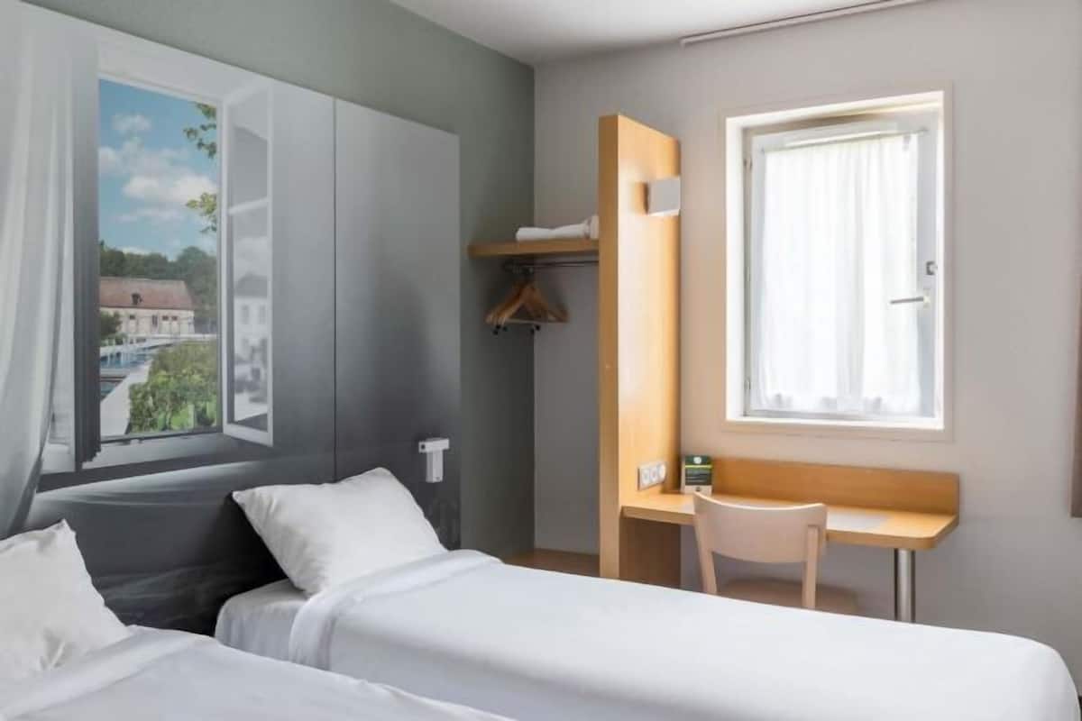 Escritorio, sistema de insonorización, wifi gratis y ropa de cama