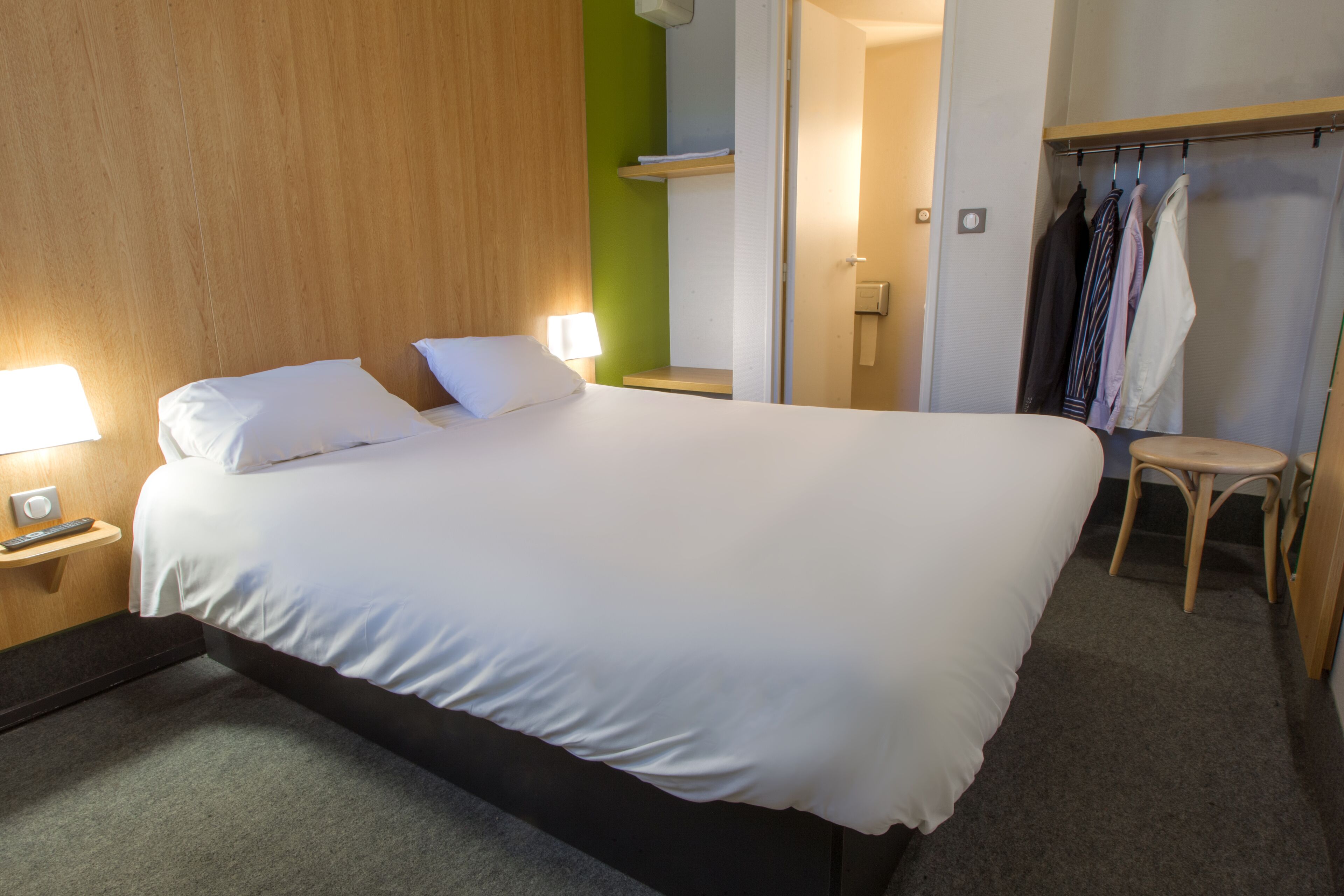 Escritorio, insonorización, wifi gratis y ropa de cama 