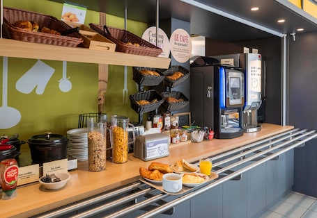 Tägliches Frühstücksbuffet gegen Gebühr. B&B HOTEL Troyes Barberey