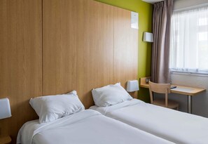 Habitación con 2 camas individuales, para no fumadores | Escritorio, insonorización, wifi gratis y ropa de cama