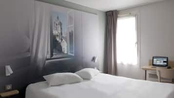 Luxe beddengoed, een bureau, geluiddichte muren, gratis wifi