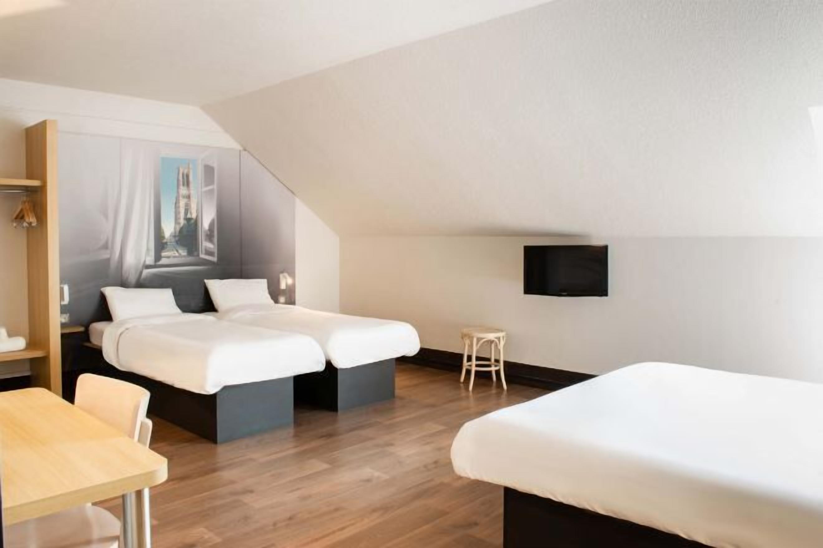 Premium bedding, desk, soundproofing, free WiFi