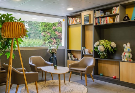 Lobby sitting area. B&B HOTEL Saint-Quentin