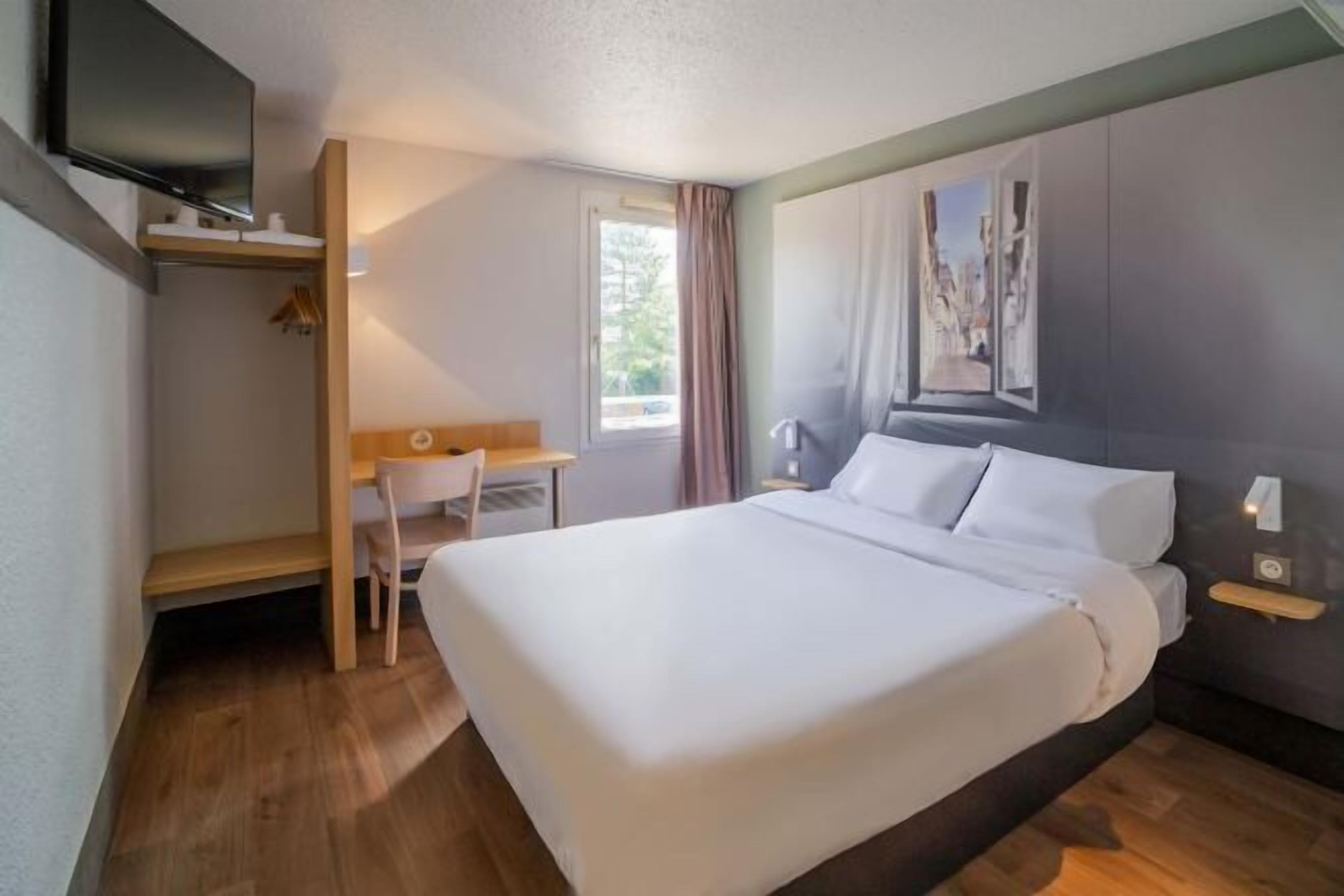 Premium bedding, desk, soundproofing, free WiFi