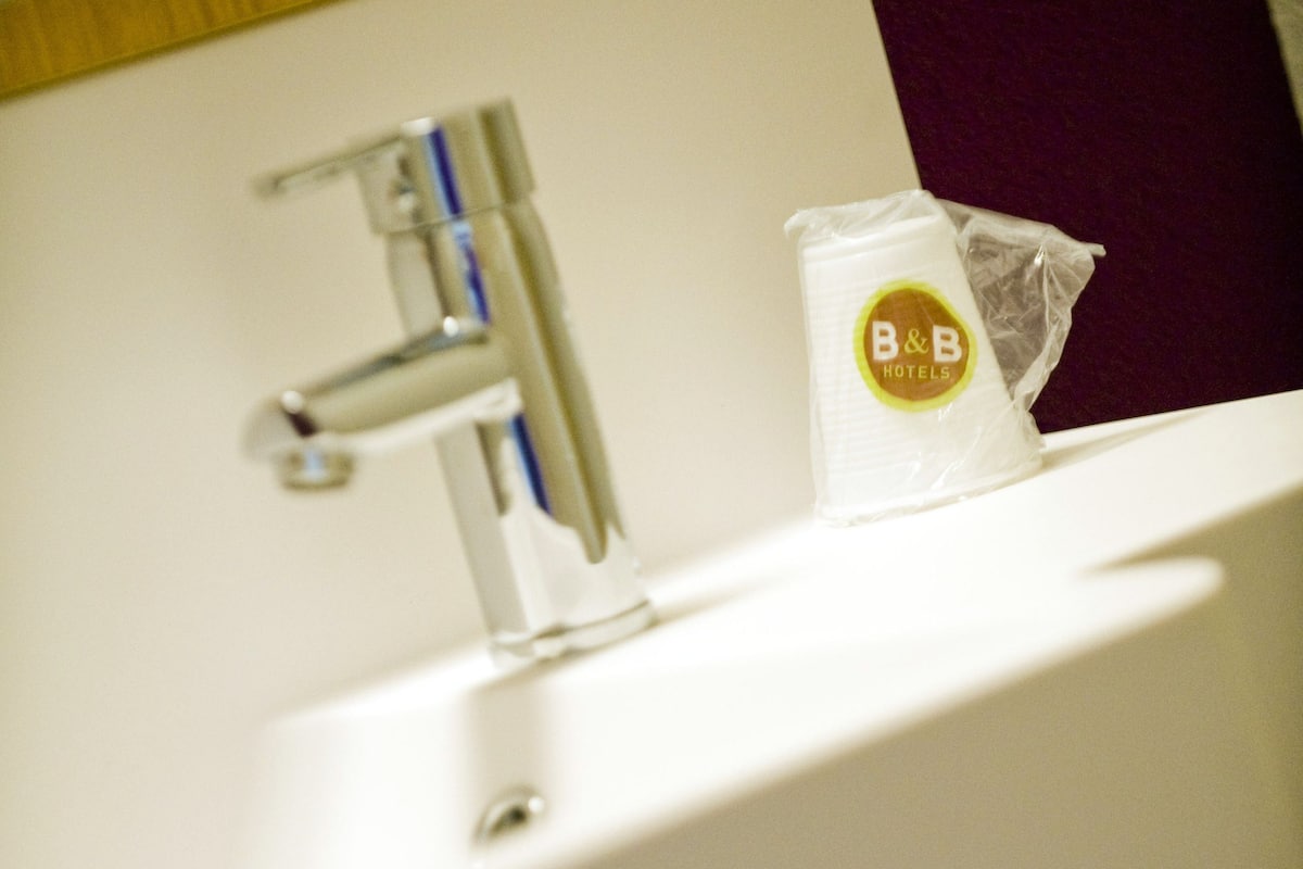 double room, accessible, non smoking | bathroom | shower, free toiletries, hair dryer, towels