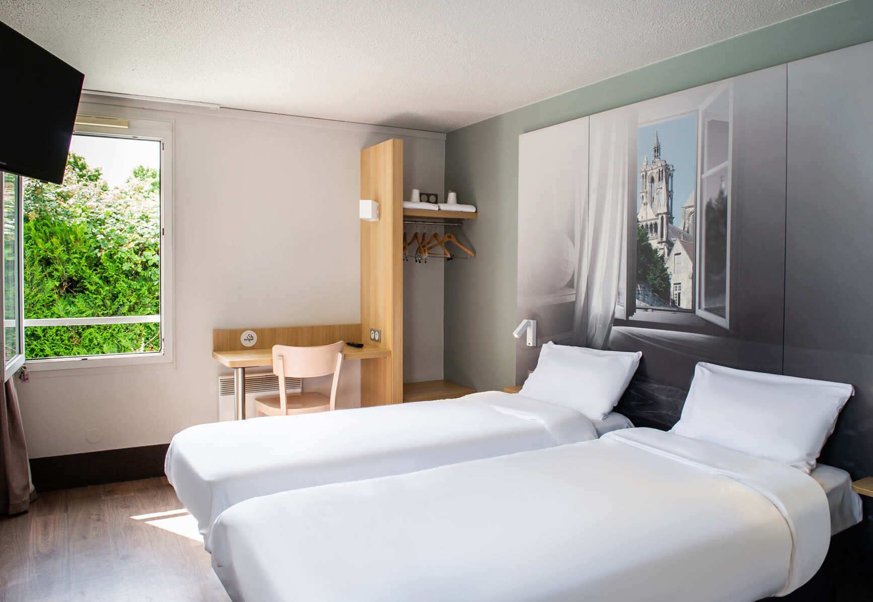 Premium bedding, desk, soundproofing, free WiFi