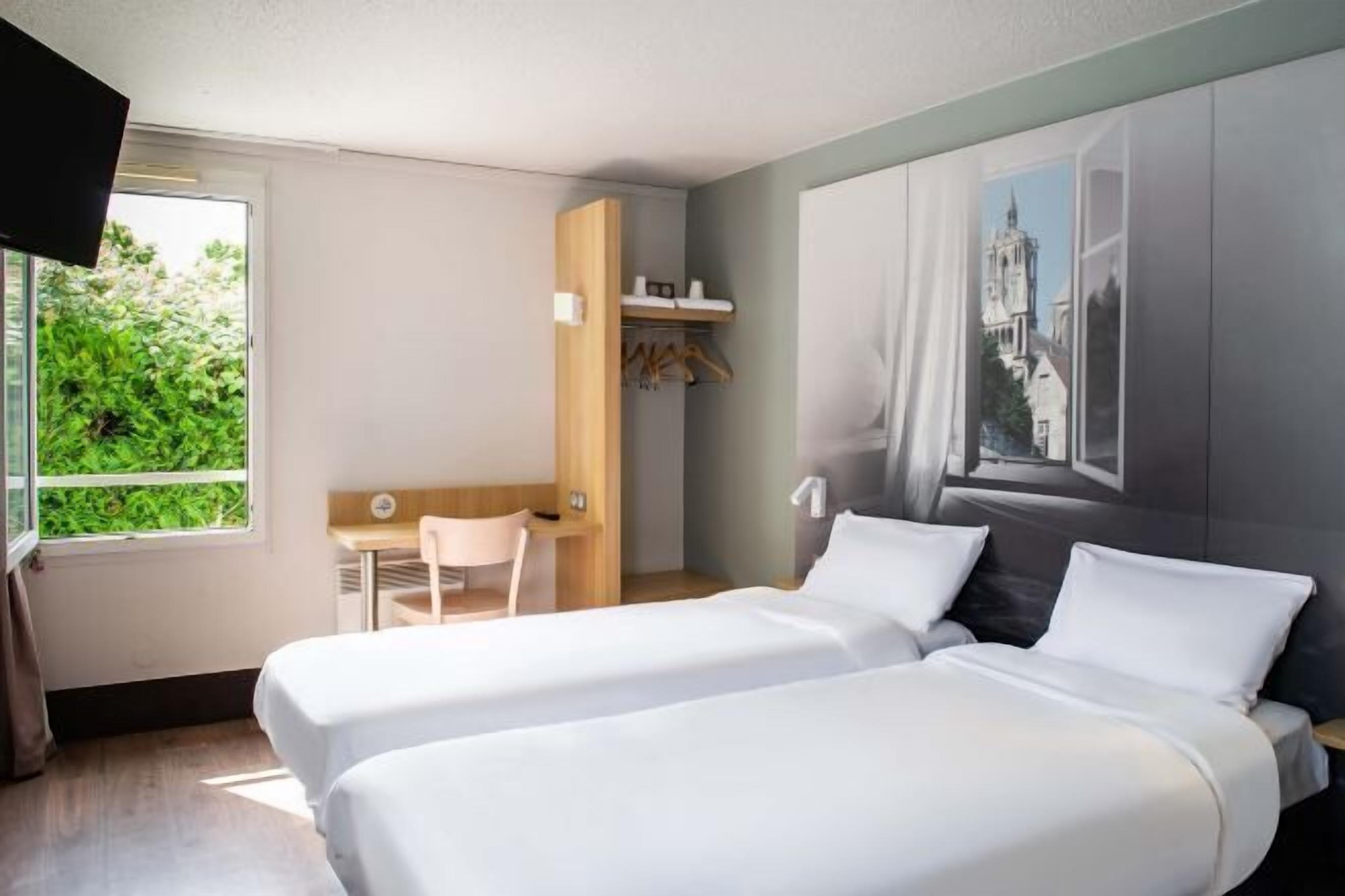 Premium bedding, desk, soundproofing, free WiFi