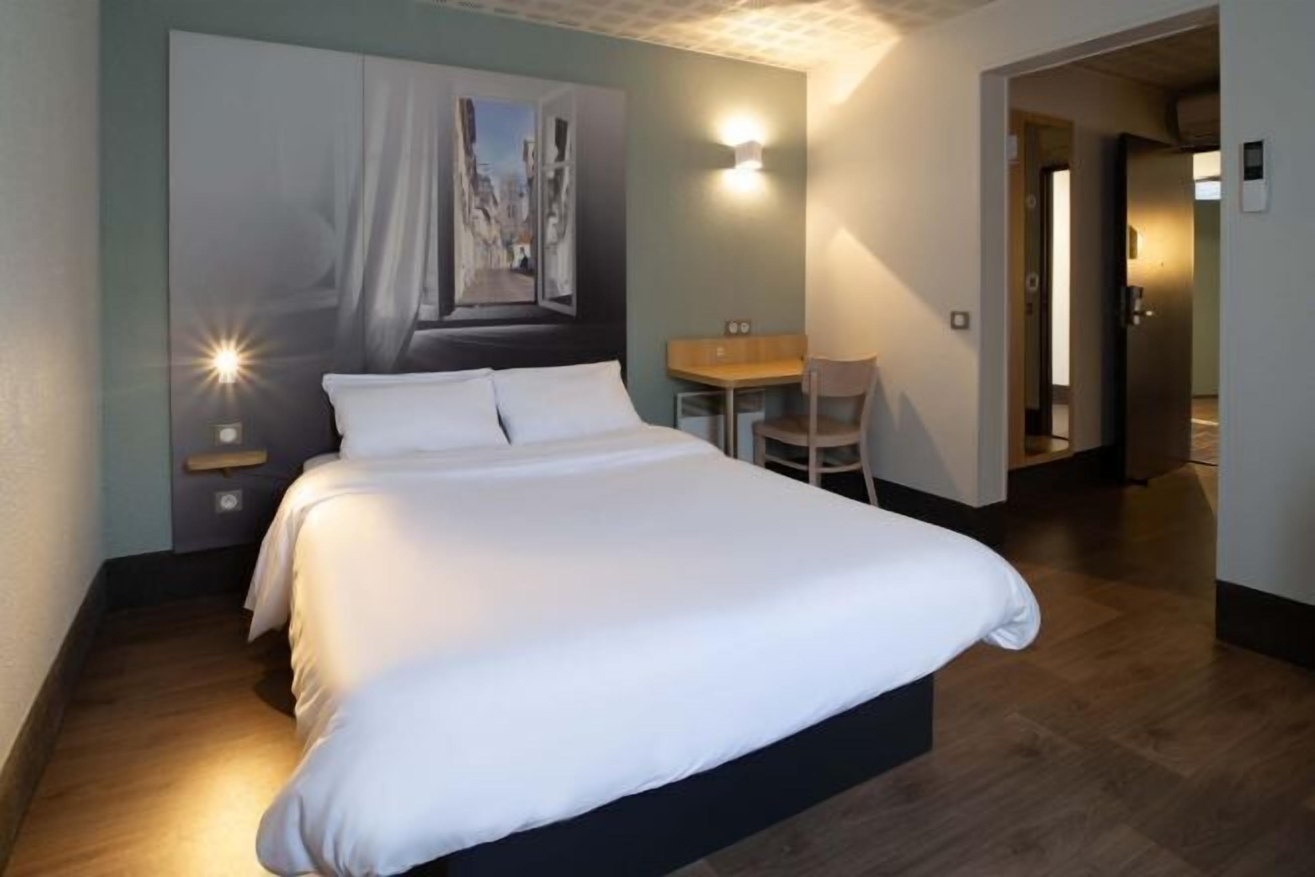 Premium bedding, desk, soundproofing, free WiFi