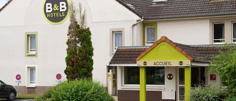 A B&B hotel with a sign reading "ACCUEIL" indicating the reception area.