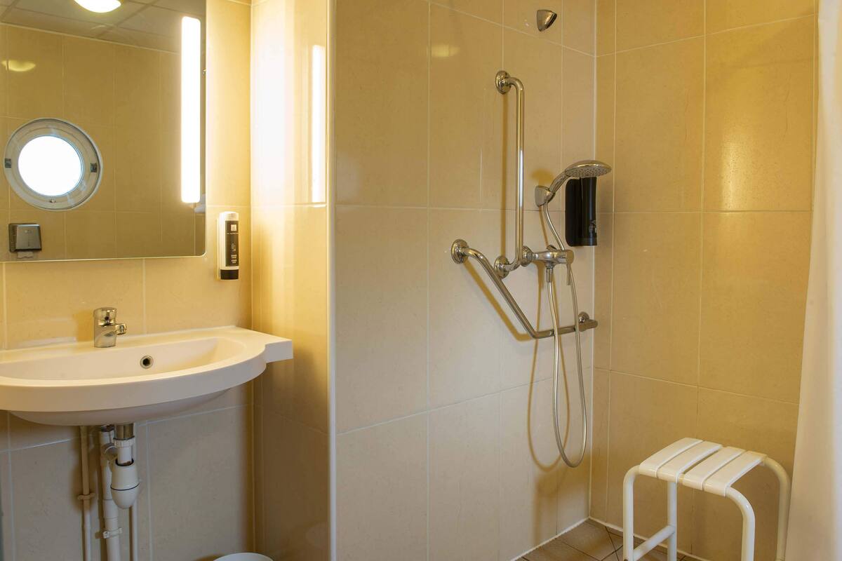 double room, accessible, non smoking | bathroom | shower, free toiletries, hair dryer, towels