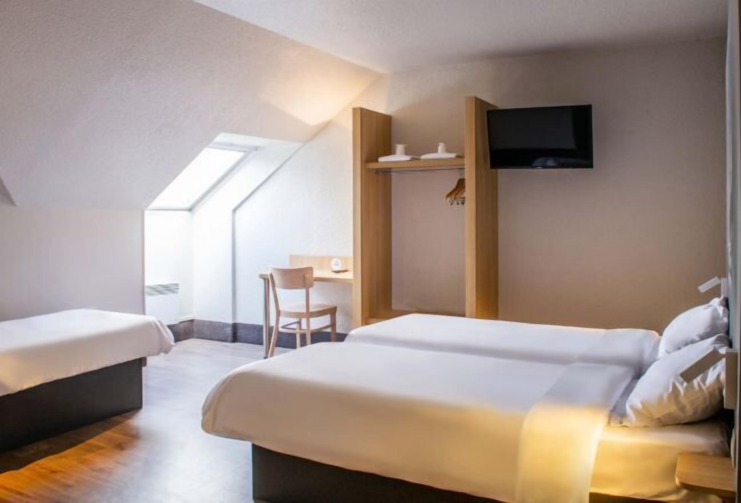 Premium bedding, desk, soundproofing, free WiFi