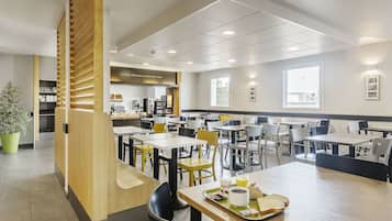 Petit déjeuner buffet servi tous les jours en supplément