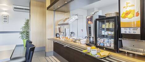 Un café moderno con mostrador, zona de estar y una máquina de café.
