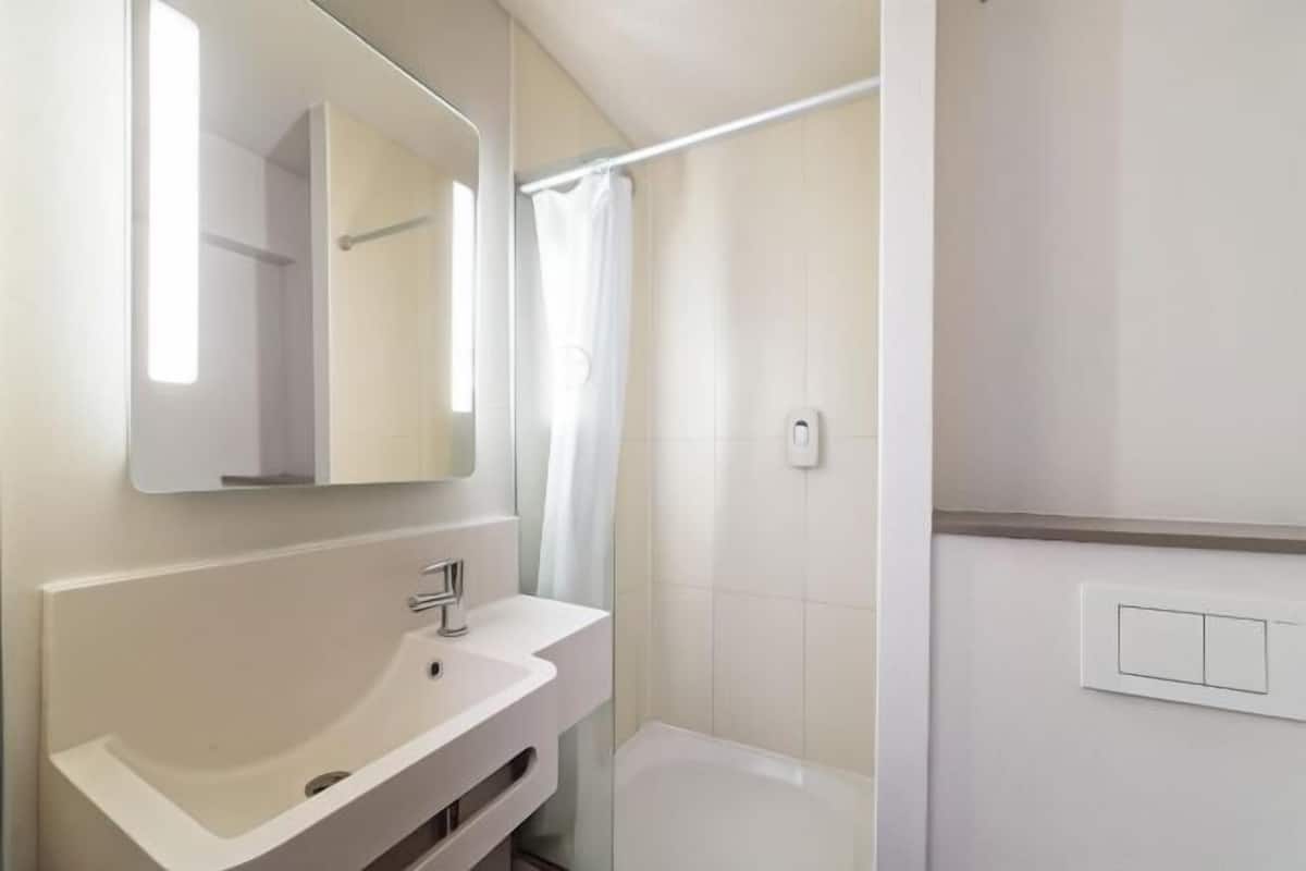 Bathroom | Shower, towels