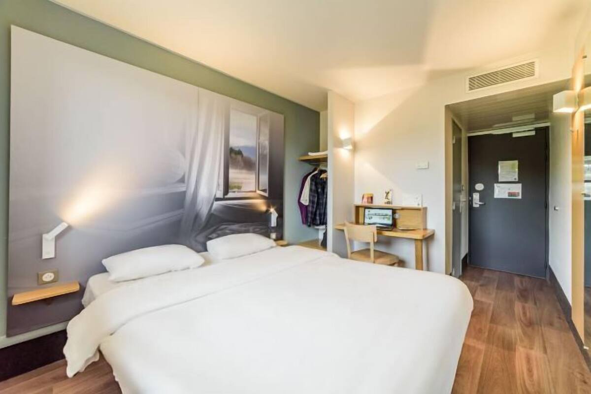 Desk, soundproofing, free WiFi, bed sheets