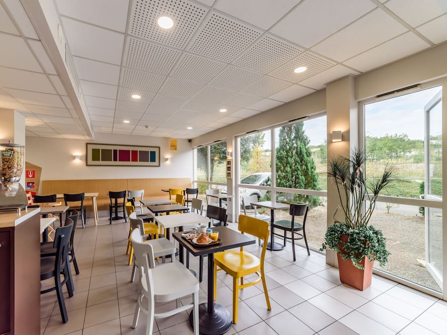 Café da manhã com buffet todos os dias mediante uma taxa