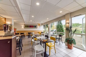 Se ofrece un desayuno bufé todos los días (por un coste adicional)