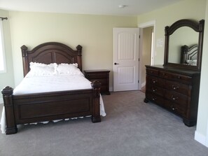 Mairin Room | Premium bedding, iron/ironing board, free WiFi, bed sheets - Harvelle House Bed & Breakfast (Summerland)