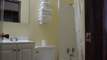 وحدات دش مع أحواض استحمام، مستلزمات مجانية للعناية الشخصية، مناشف