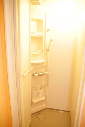 Zweibettzimmer | Dusche im Bad