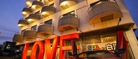 Façade de l’hébergement - soirée/nuit