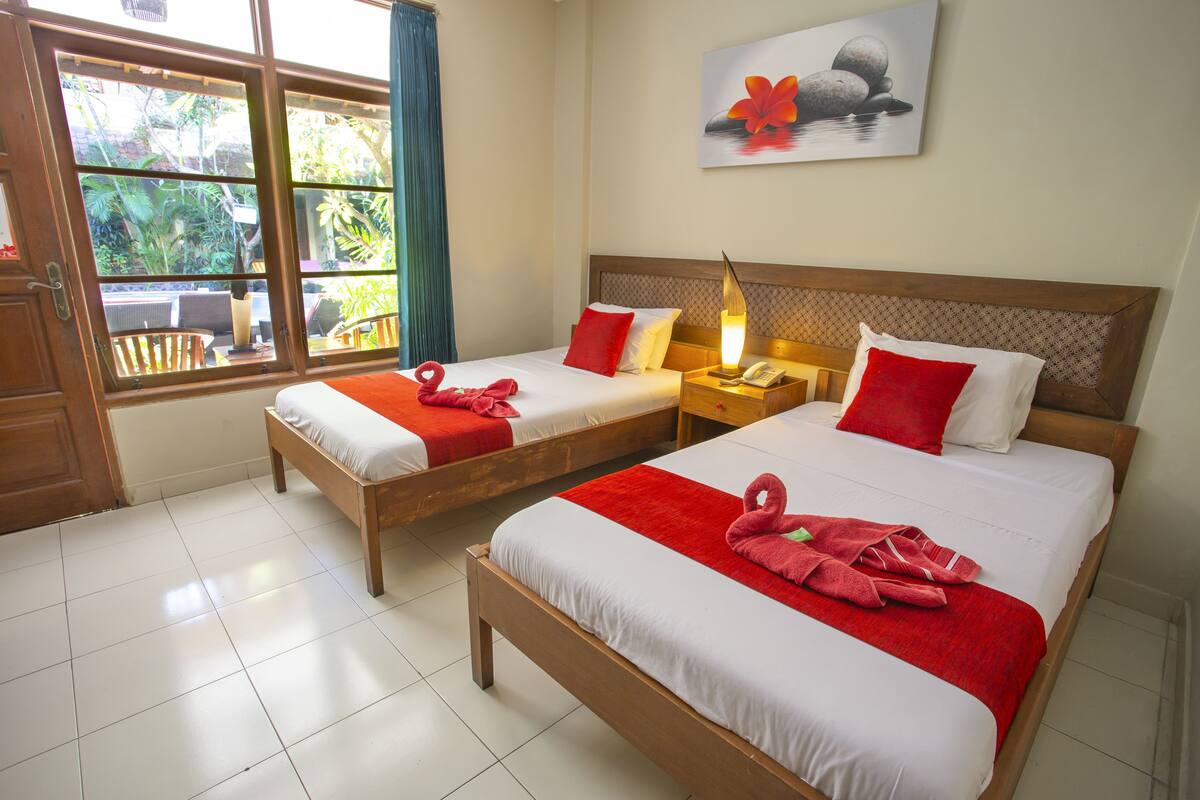 Chambre Deluxe avec lits jumeaux, plusieurs lits, vue piscine, en bord de piscine