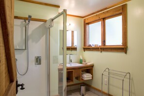 Habitación Confort, 2 habitaciones, baño privado, vistas al río | Baño | Ducha, artículos de higiene personal gratuitos y secador de pelo