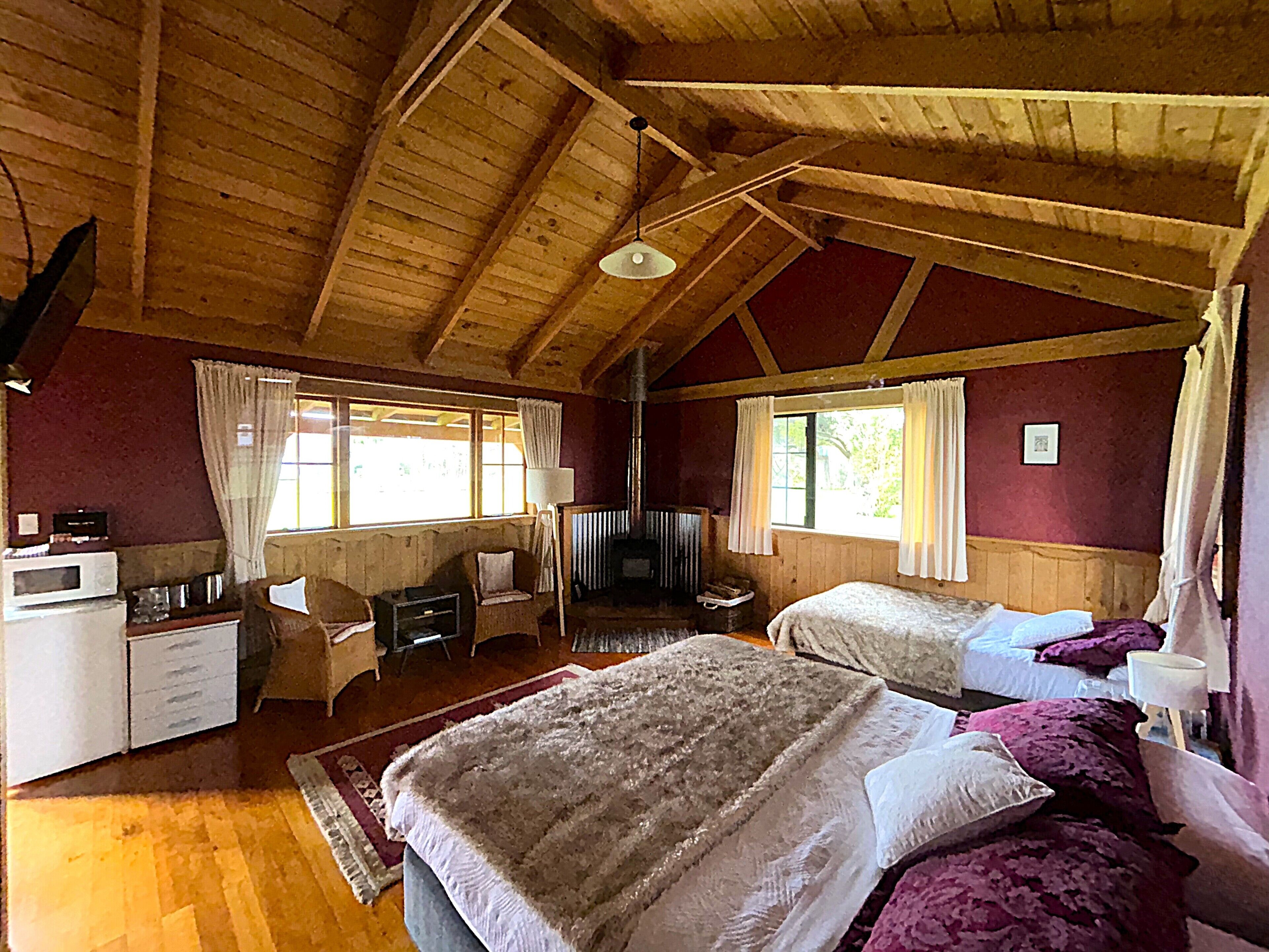 Alpehytte, 1 soverom, peis, elveutsikt | Oppholdsområde | En 32-tommers smart-TV med Parabol-TV samt Netflix og strømmetjenester