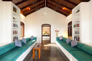 Saffron Suite | Living area | LED TV - Apa Villa Thalpe (Unawatuna)