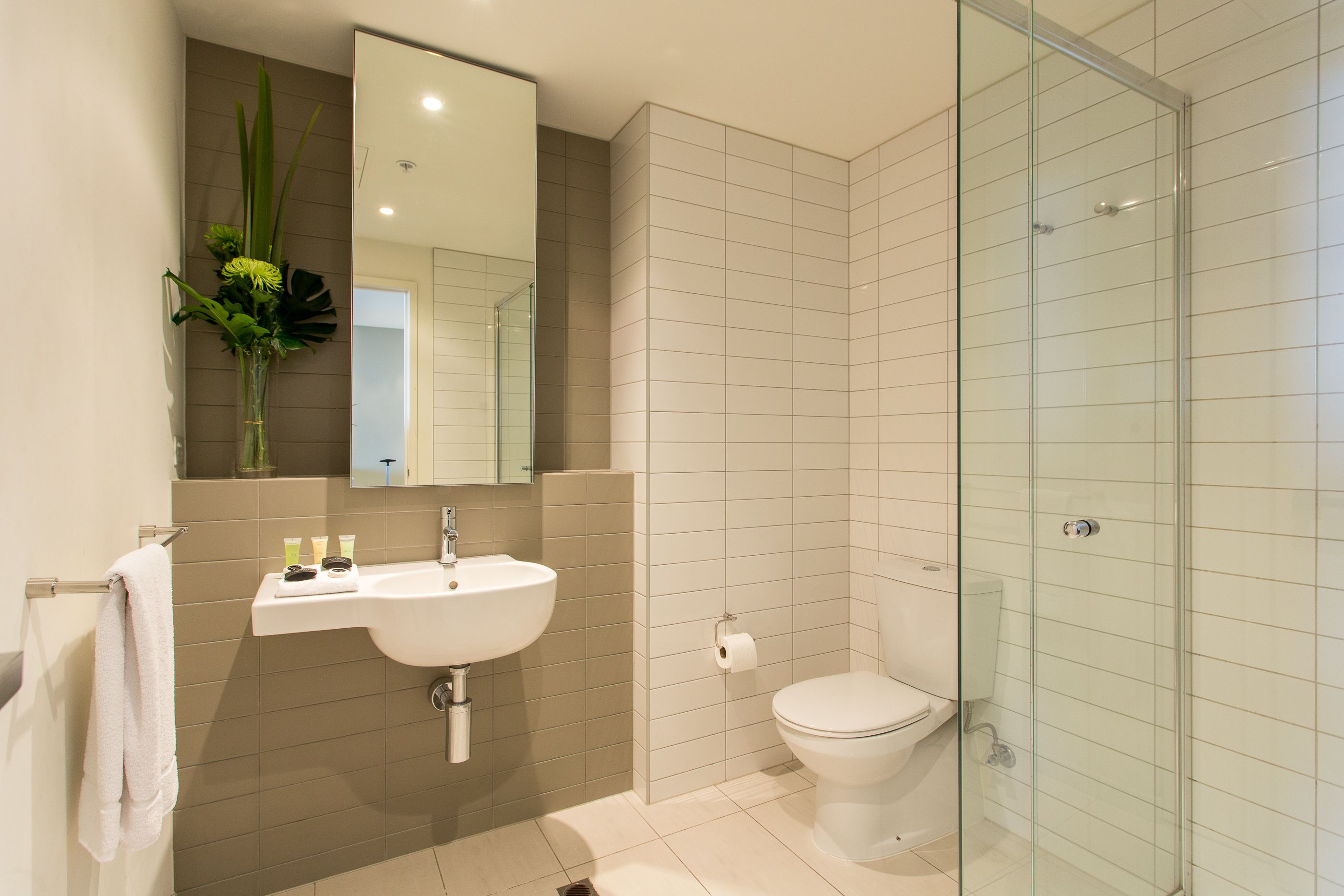 Two Bedroom Apartment | Bathroom | Shower, free toiletries, hair dryer, towels