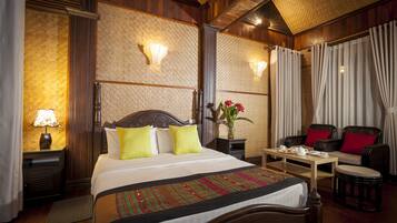 Deluxe Double Room With Pool View | Minibar, escritorio, wifi gratis y ropa de cama