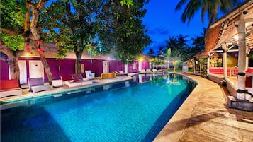 Outdoor pool, sun loungers, lifeguards on site