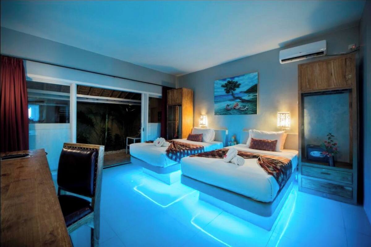 deluxe twin room, 1 bedroom | 1 bedroom, minibar, in-room safe, desk