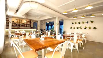 Se sirven desayunos, almuerzos y cocina india (con vistas al jardín)