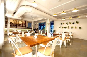 Frühstück, Mittagessen, indische Küche, Blick auf den Garten 