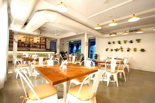 Sarapan, makan tengah hari dihidangkan; masakan India, taman 