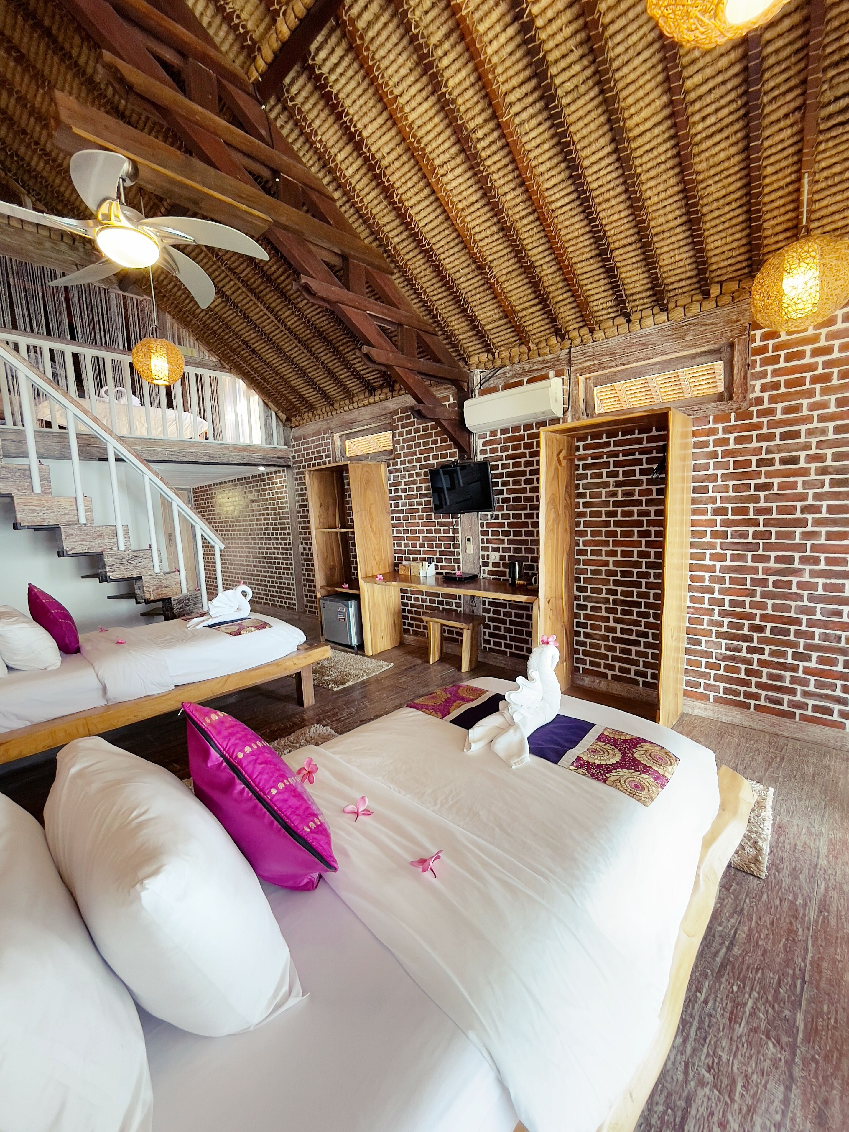 Familjerum | Badrum | Dusch, gratis toalettartiklar, hårtork och handdukar