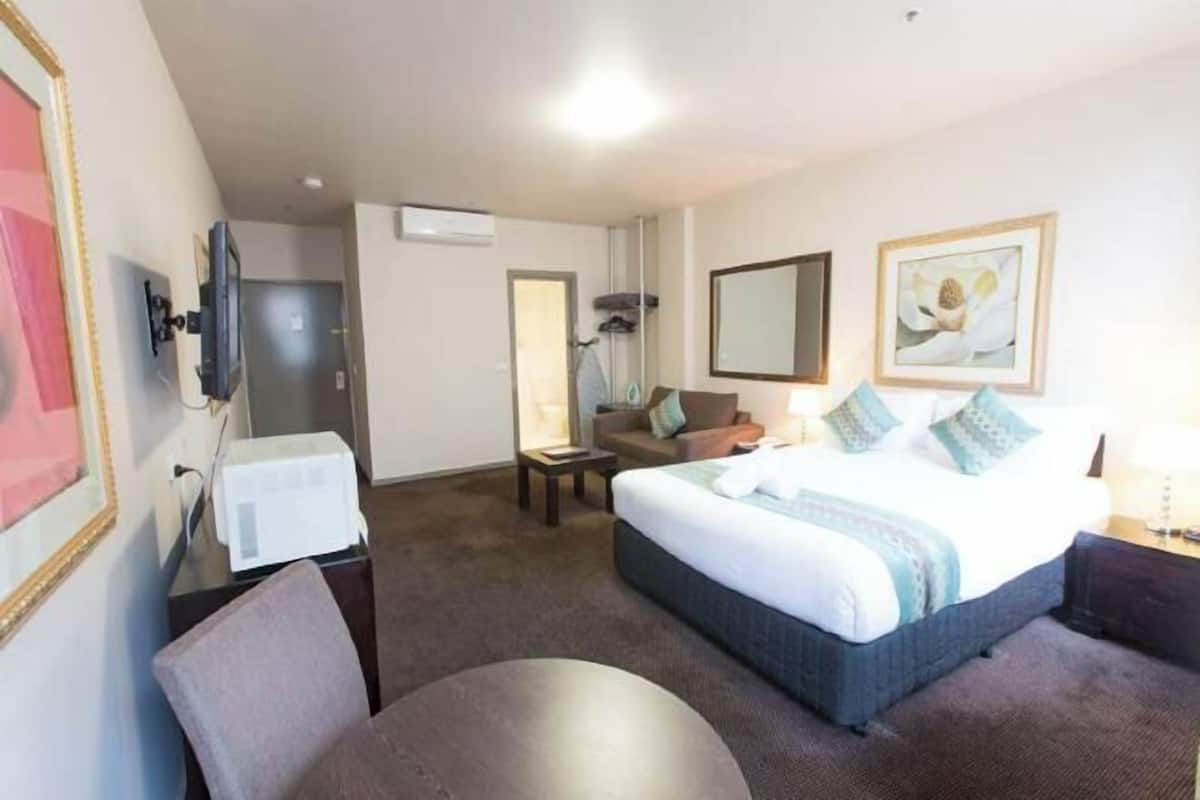1 slaapkamer, een strijkplank/strijkijzer, gratis wifi, beddengoed