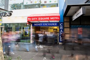 Property entrance - City Square Motel (Melbourne)