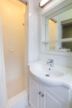 Quarto solteiro standard | Pia do banheiro