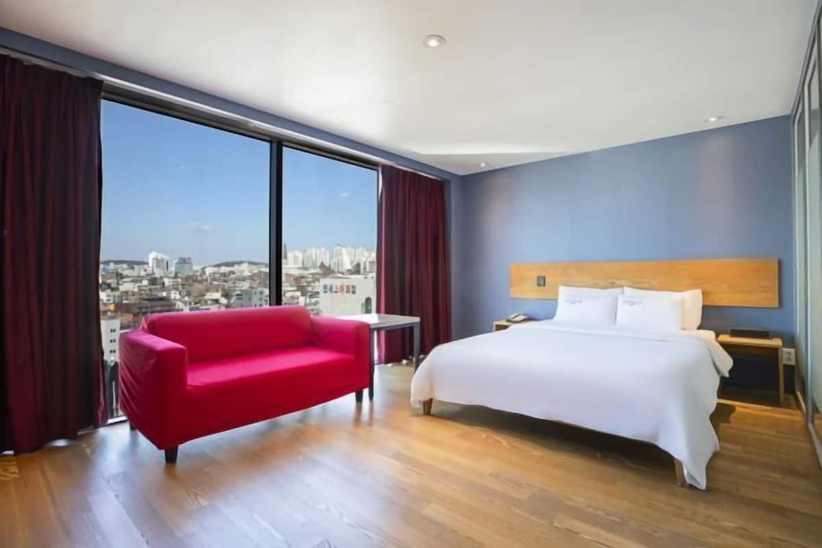 Free minibar, free WiFi, bed sheets