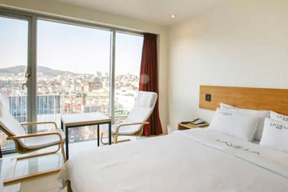 Minibar con artículos gratuitos, wifi gratis y ropa de cama 