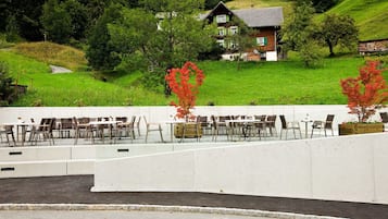 Breakfast, lunch, dinner served; Regional cuisine