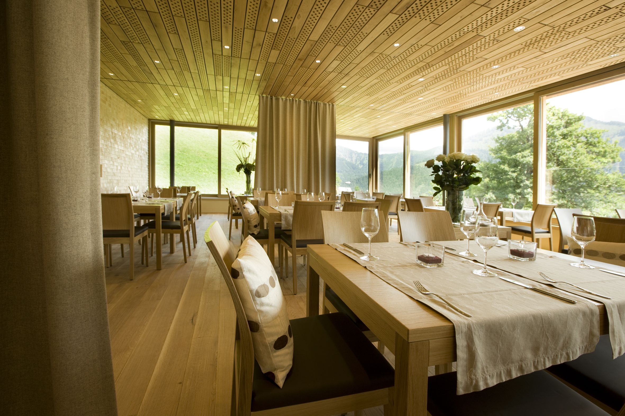 Breakfast, lunch, dinner served; Regional cuisine 